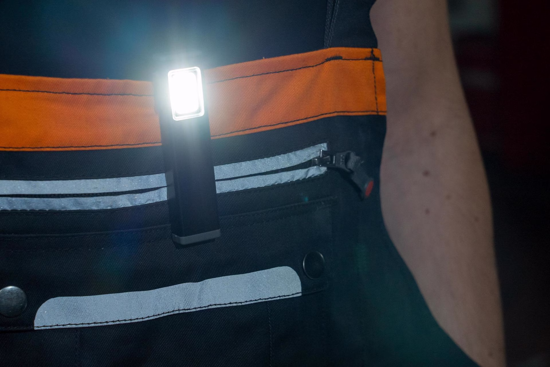 LED-Akkuhandleuchte 3,7V 600 mAh 50cm 130-550 lm Ladezeit ca.2,5 h